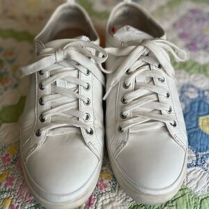 Vionic “Winny” White Lace-Up Sneakers Size 12
